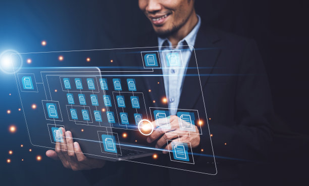 商人利用软件计算机对服务器上的数据文件进行检查，为文件管理的理念图片下载