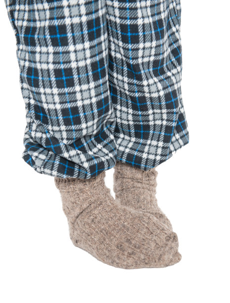 男人的腿在羊毛袜子和格子裤子孤立图片下载