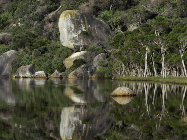 晨光映在河流和橙色岩石上图片下载