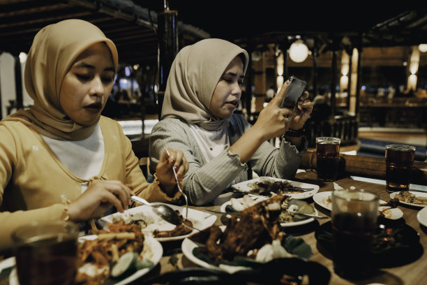 两人在餐厅享用晚餐图片下载