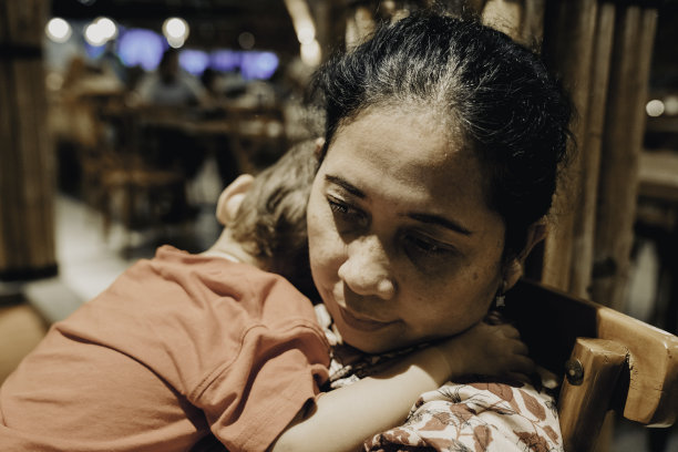 可爱的小男孩在奶奶怀里哭图片下载