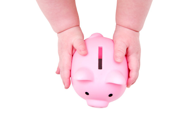 婴儿的手和粉红色的存钱罐，特写，孤立在白色背景上。孩子们的手指和白色背景上的一个物体图片下载