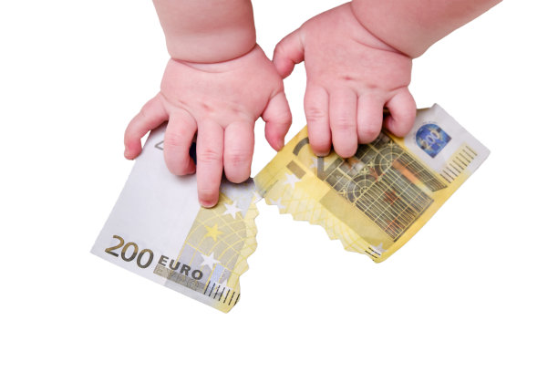 婴儿的手和撕破的欧元钞票，特写，孤立在白色背景上。孩子们的手指和白色背景上的一个物体图片下载