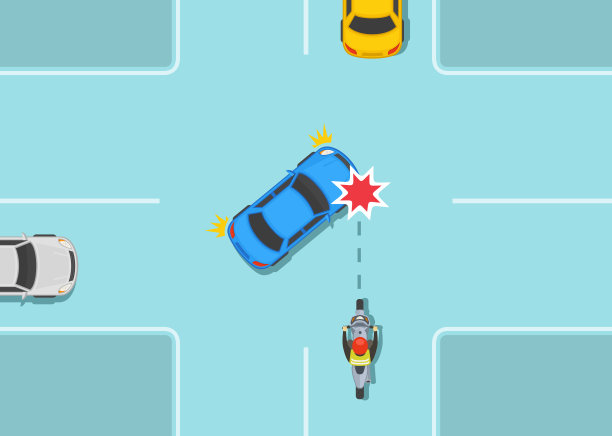 在向前移动的摩托车前左转。汽车和摩托车在十字路口相撞。图片下载