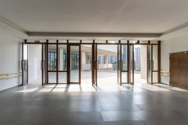 门厅的玻璃门和阳光照射下的阴影图片下载