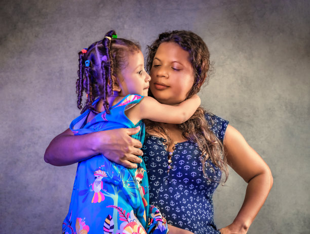 巴西母亲和女儿拥抱微笑的肖像，母亲和孩子，黑色或深色，工作室肖像图片下载