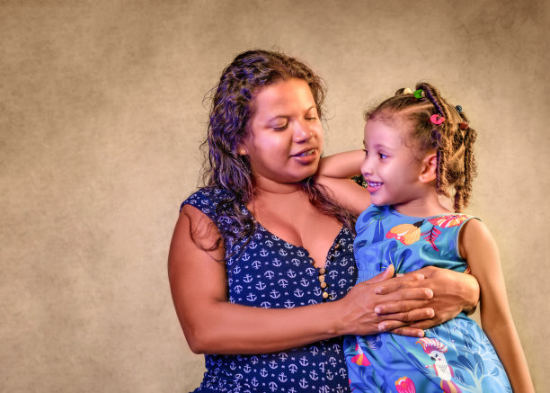 巴西母亲和女儿拥抱微笑的肖像，母亲和孩子，黑色或深色，工作室肖像图片下载