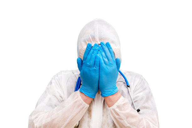 一名医生身穿防护服，戴着护目镜和口罩，被隔离在白色背景上。医护人员穿着白色抗病毒防护服，戴着N95呼吸器和安全眼镜图片下载