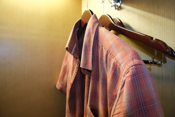 法兰绒衬衫挂在衣柜里图片下载
