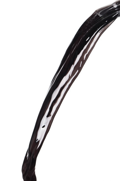 原油汽油的流动倾泻在白色的背景隔离。黑水液体滴下线。黑色墨水，咖啡饮料倒溅滴为黄金原油或粘性水图片下载