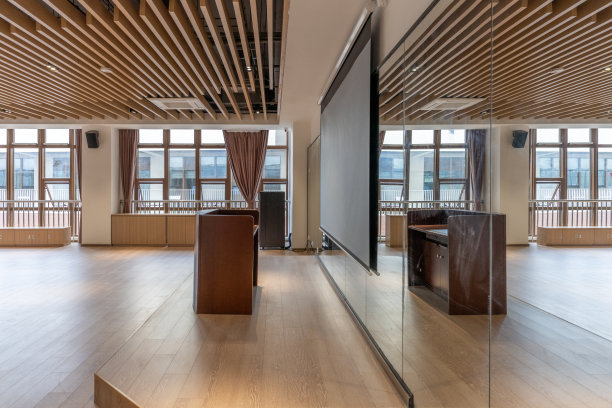 空荡荡的舞蹈室的讲台和镜子图片下载