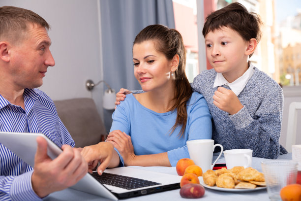 幸福的家庭，早上在家里用早餐交流图片下载