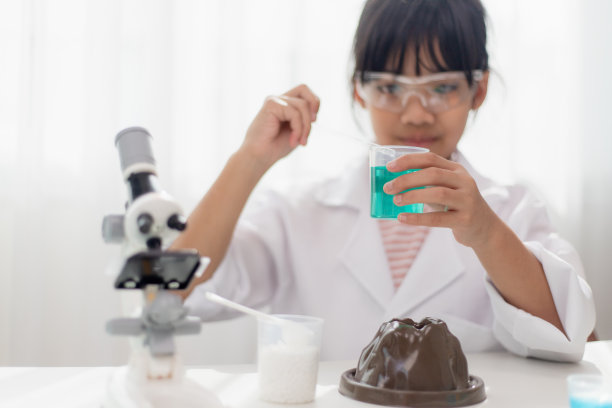 教育，科学，化学和儿童概念-孩子或学生在学校实验室做试管实验图片下载