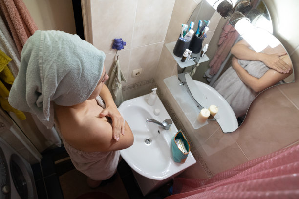 女性在上臂外侧涂抹雌激素凝胶。图片下载