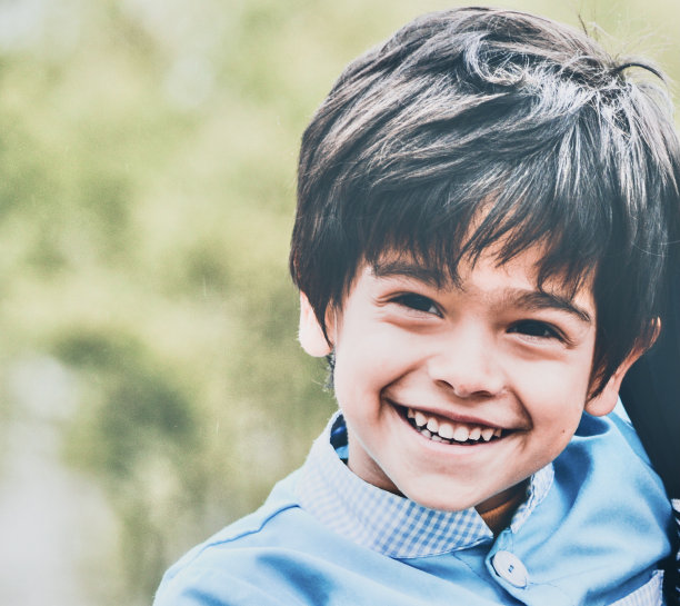 可爱的男孩微笑图片图片下载