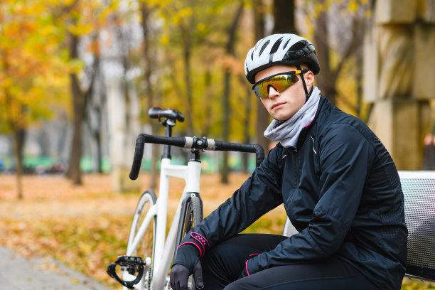 年轻的自行车手与自行车户外肖像图片下载