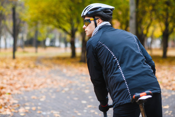 年轻骑自行车的人在骑的背影图片下载