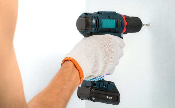 用无绳钻在墙上钻孔图片下载