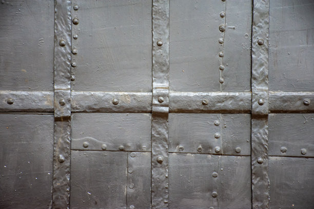 旧门的铁质内饰，作为一种选择，以保护它们不被拆除或被撞毁。作为背景的概念照片图片下载