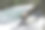 手动洗车用清水和肥皂海绵，男子清洗污垢汽车在家里后院户外冬季雪天。车辆覆盖洗发水化学洗涤剂洗车自助服务图片下载