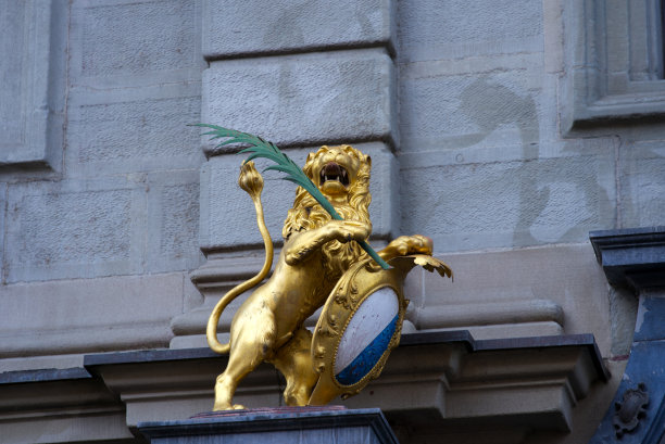 Golden lion with coat of arms of City and Canton Zürich at entrance of former town hall at the old town of Zürich on a sunny late summer morning.图片下载