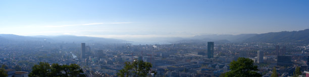 Wide angle aerial view of City of Zürich with skyscrapers Lake Zürich and Swiss Alps in the background on a sunny late summer day.图片下载