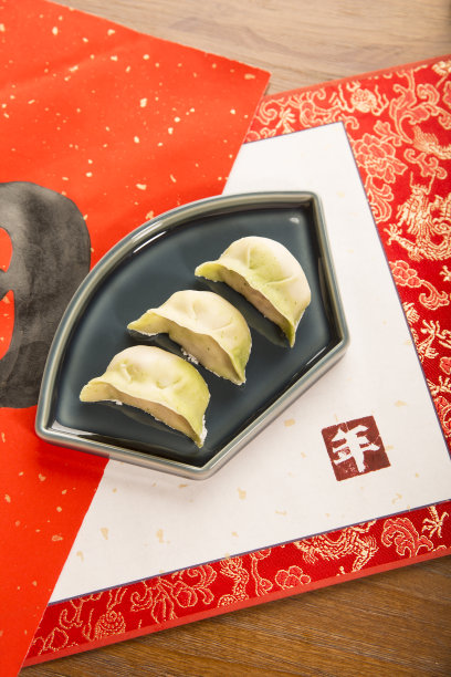 红色的中国书法卷轴，饺子，印章和幸运字喜庆的中国新年图片下载