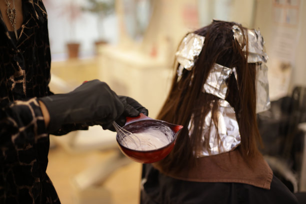 男发型师在女人头发上用药图片下载