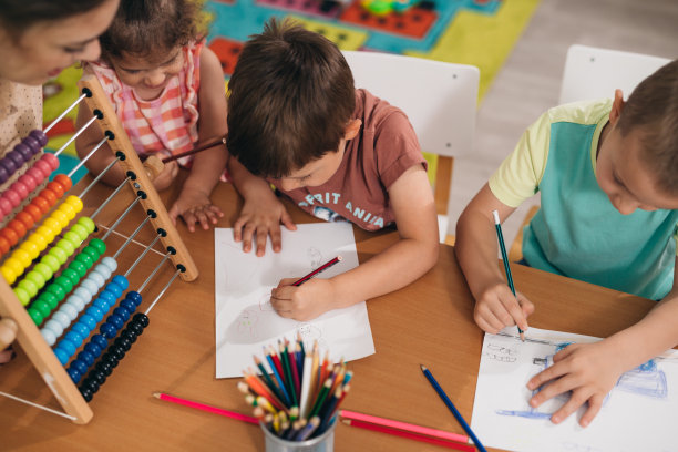 托儿所的孩子图片下载