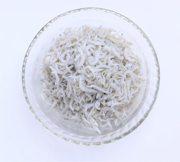 盘子里有很多银鱼。 日本的海鲜。图片下载