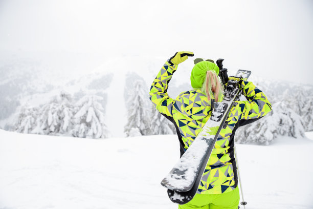女滑雪者后视图图片下载