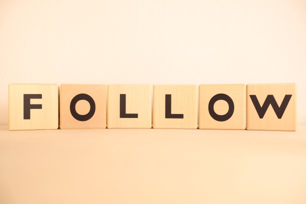 “跟随”字母木块图片下载