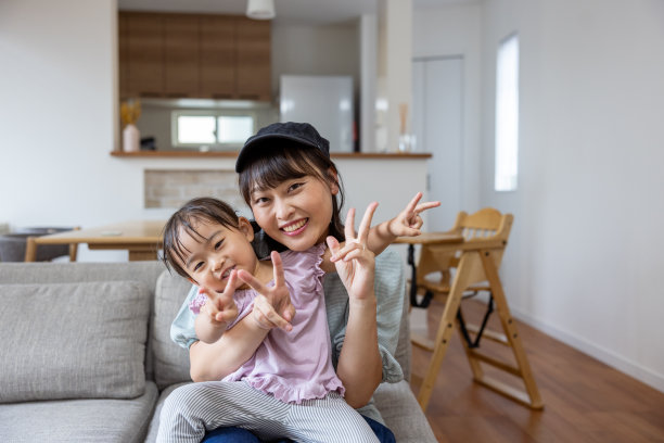 客厅里母亲和小女儿的全家福图片下载