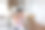 客厅里母亲和小女儿的全家福图片下载