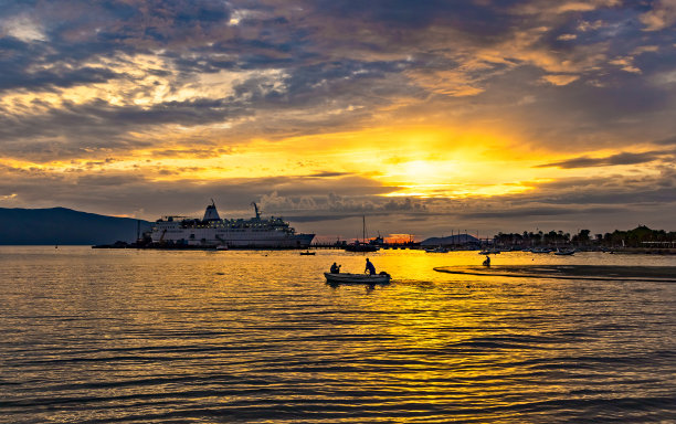 日落背景下的大型客轮在Vlore市港口。欧洲阿尔巴尼亚西部亚得里亚海上美丽的日落。令人惊叹的亚得里亚海海景。旅游概念背景。图片下载