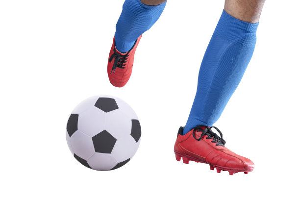 穿着蓝色球衣的足球运动员正在踢球图片下载