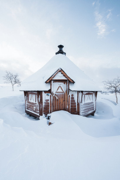 被雪覆盖的拉普兰小屋图片下载