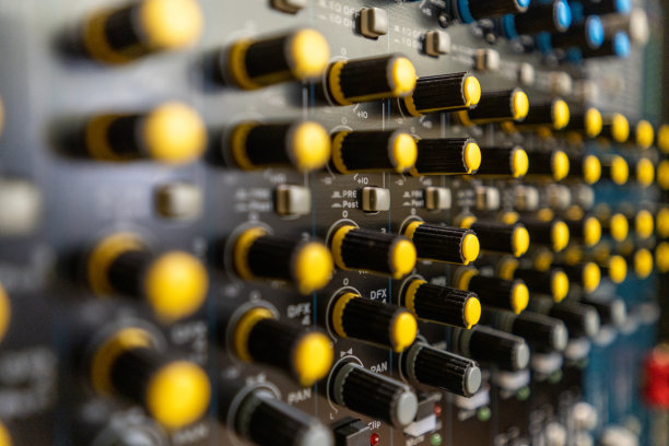 调音台各种颜色的旋钮和音频调试设备图片下载