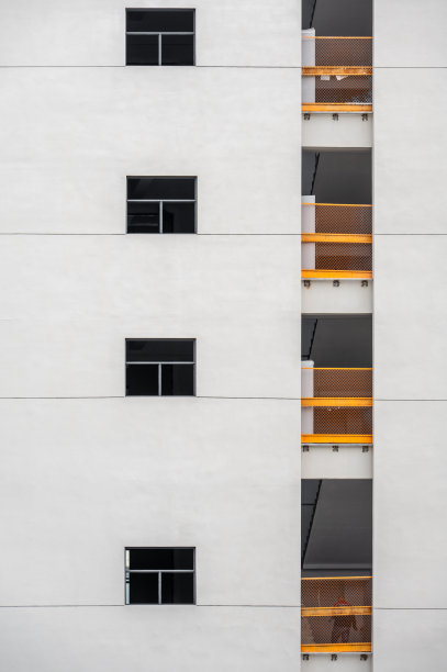 未完工建筑的楼梯和白墙上的窗户图片下载