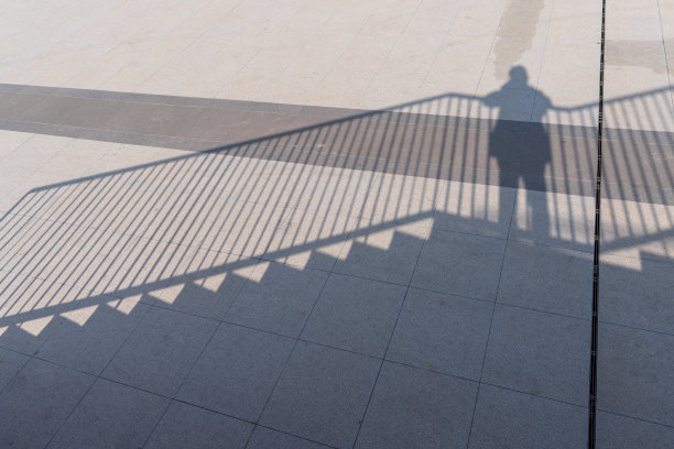 石头地板和人的影子站在楼梯上的地板上图片下载