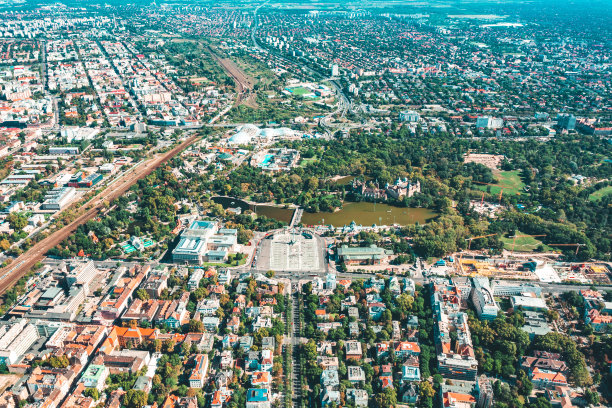 在布达佩斯市区上空飞行图片下载
