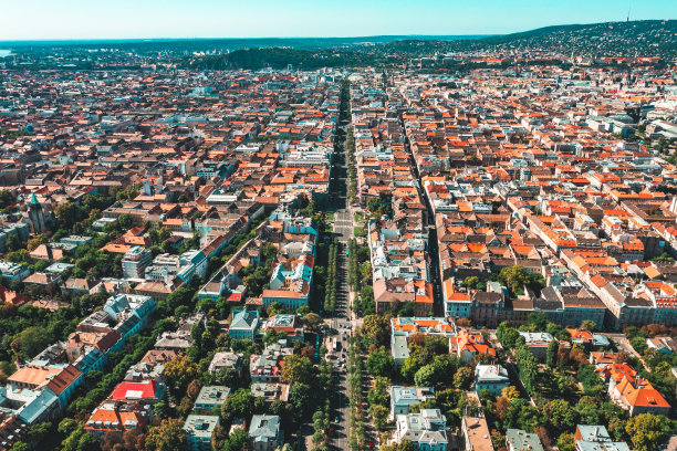 在布达佩斯市区上空飞行图片下载