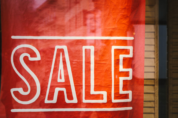 商店橱窗上的销售标志图片下载