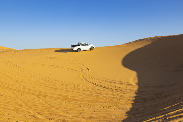 撒哈拉沙漠，摩洛哥，Merzouga, Erg Chebbi，沙漠中的沙丘上的汽车图片下载