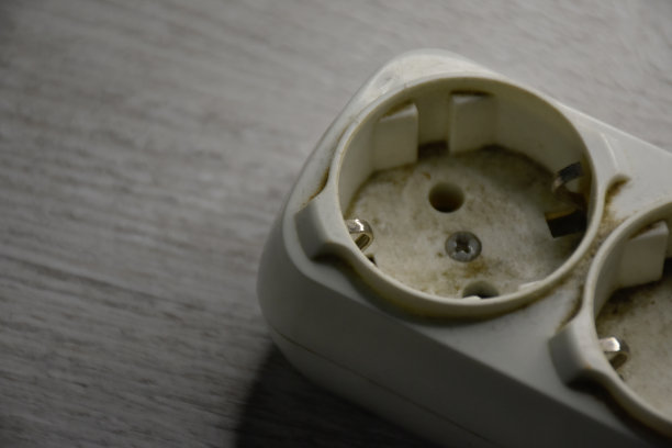 电源插座又旧又脏图片下载