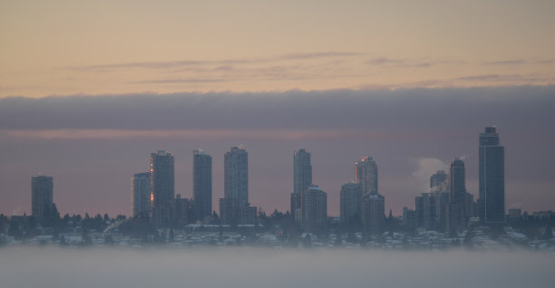 冬季早晨笼罩着温哥华都市天际线的雾图片下载