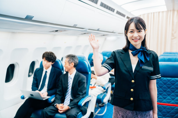 空乘人员在机上工作图片下载