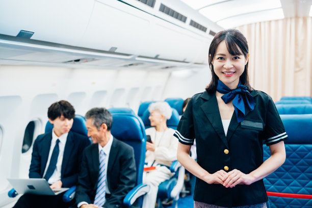 空乘人员在机上工作图片下载