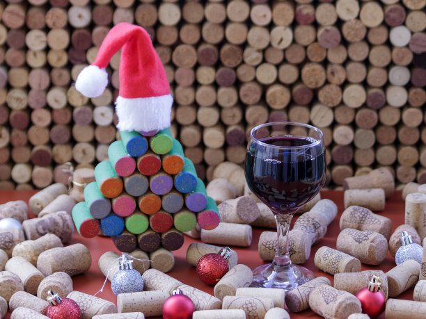 葡萄酒软木塞圣诞树和酒杯图片下载