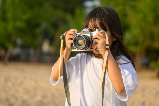 儿童摄影师，小女孩拿着相机，孩子拍照图片下载